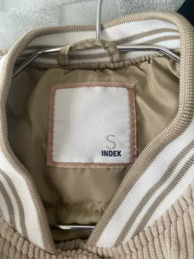 Chaqueta de pana beige con parches decorativos - miniatura 2