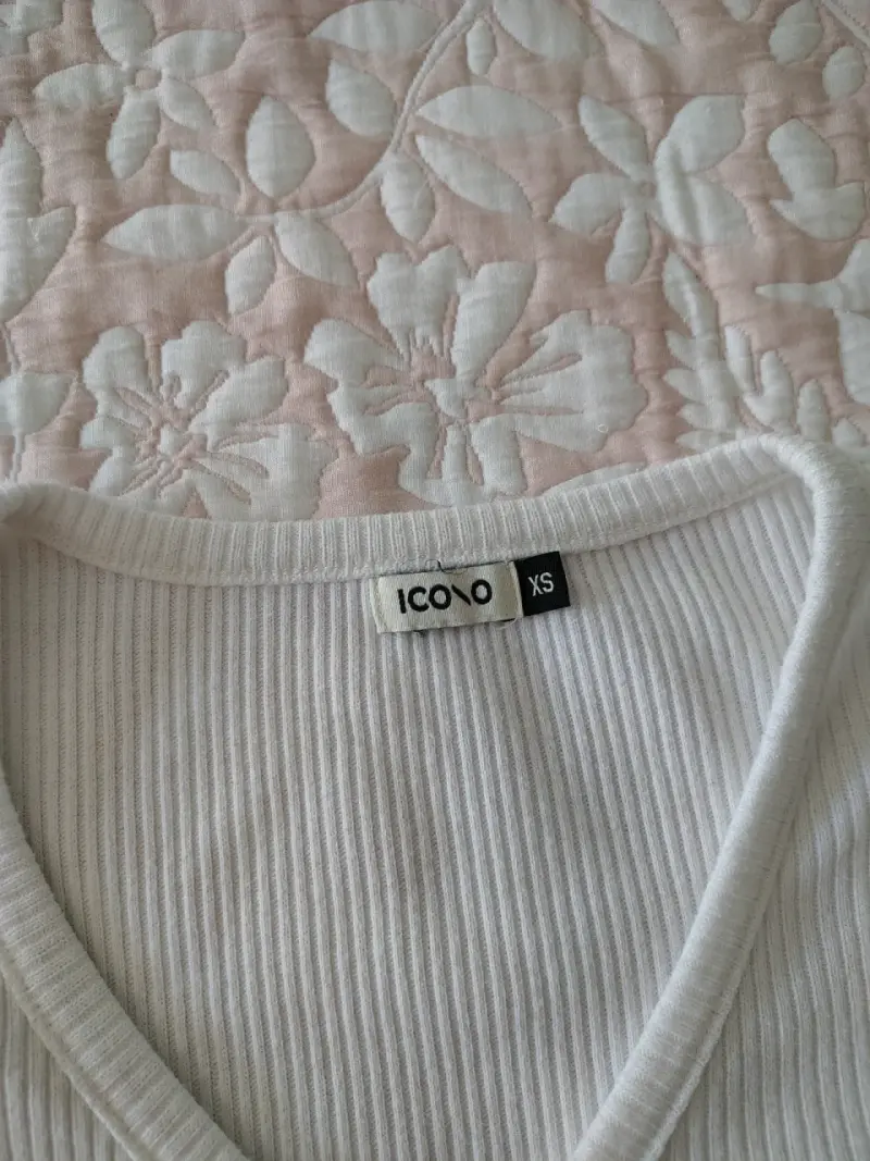 Polera blanca de canalé con botones para mujer - 2
