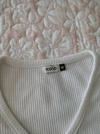 Polera blanca de canalé con botones para mujer - miniatura 2