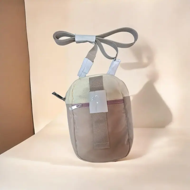 Bolso bandolera beige con cierre frontal.