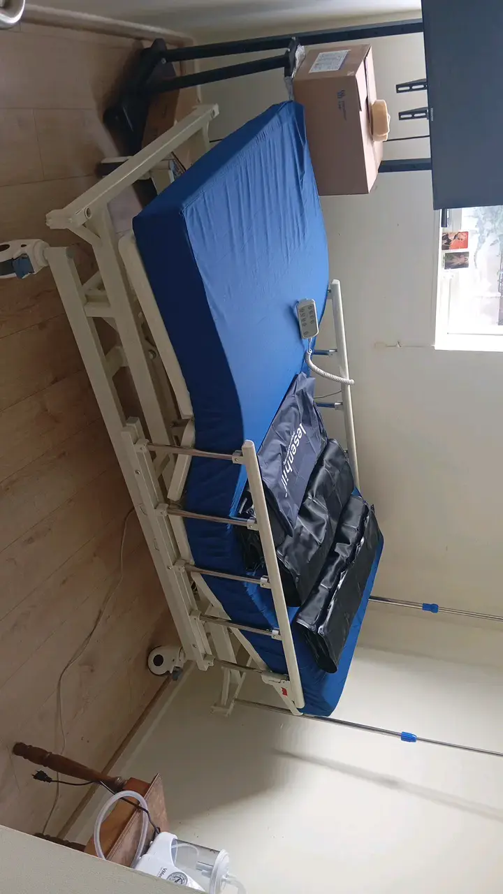 Cama clínica eléctrica con colchón azul - 1