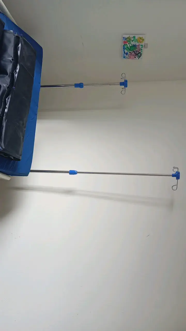 Cama clínica eléctrica con colchón azul - 2