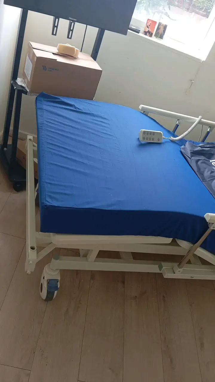 Cama clínica eléctrica con colchón azul - 3
