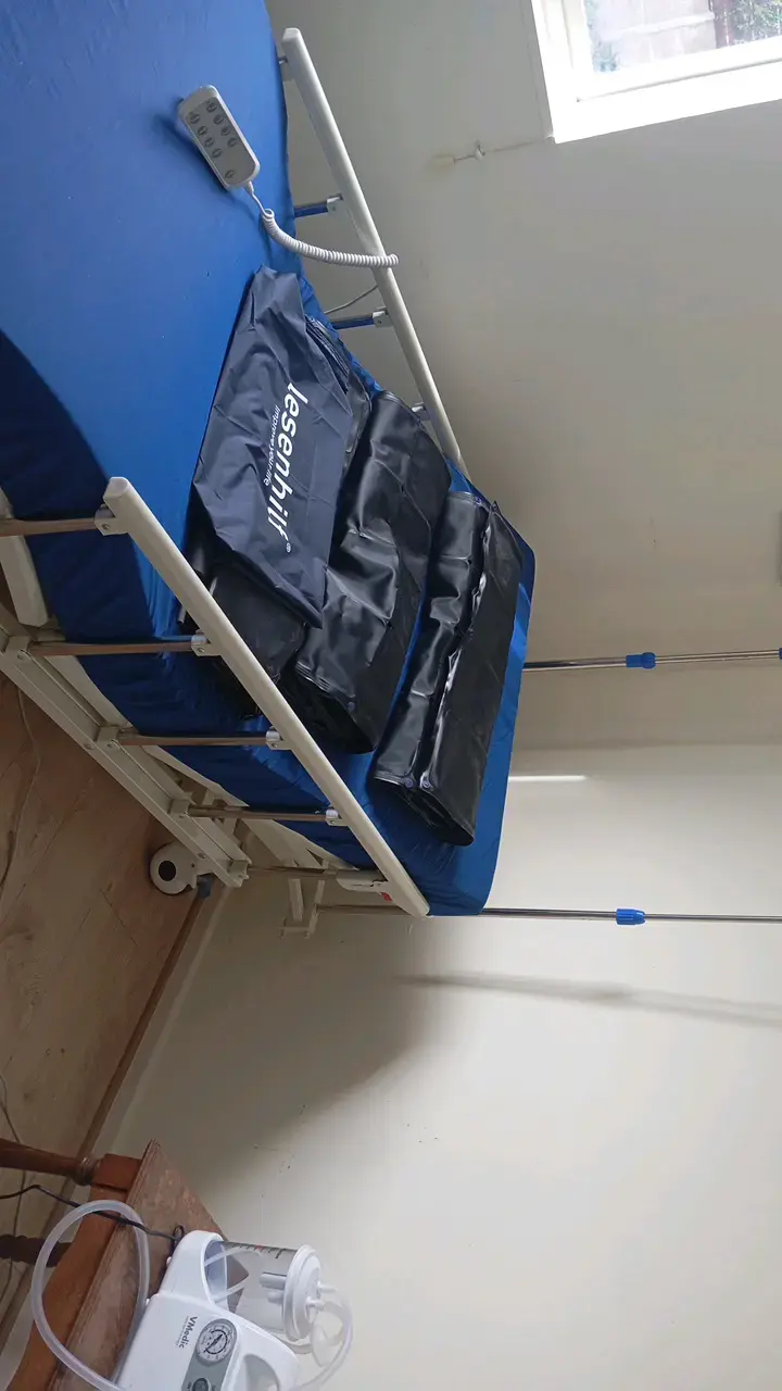 Cama clínica eléctrica con colchón azul - 4