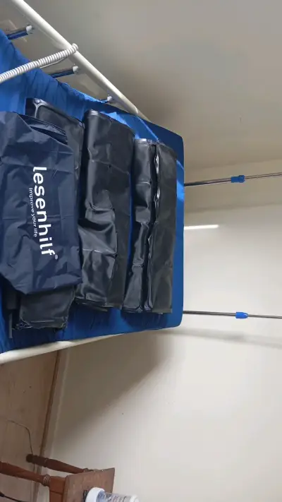 Cama clínica eléctrica con colchón azul - miniatura 6