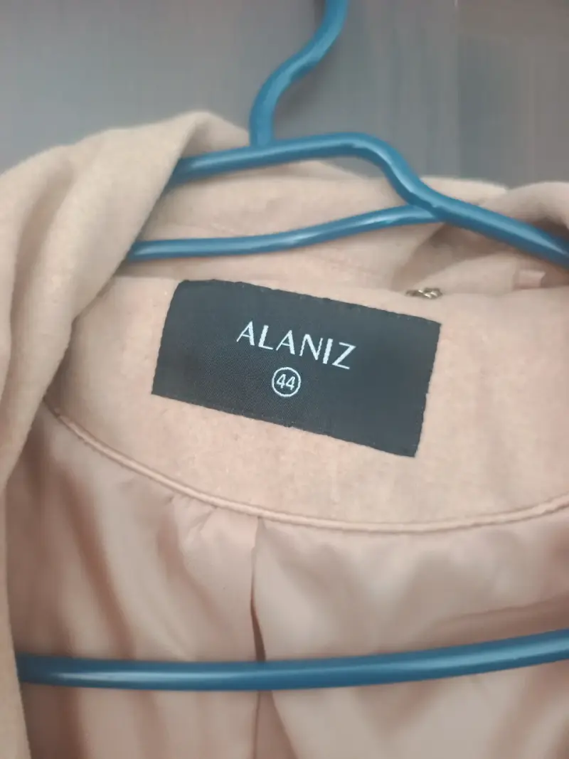 Abrigo beige de mujer Alaniz con capucha - 2
