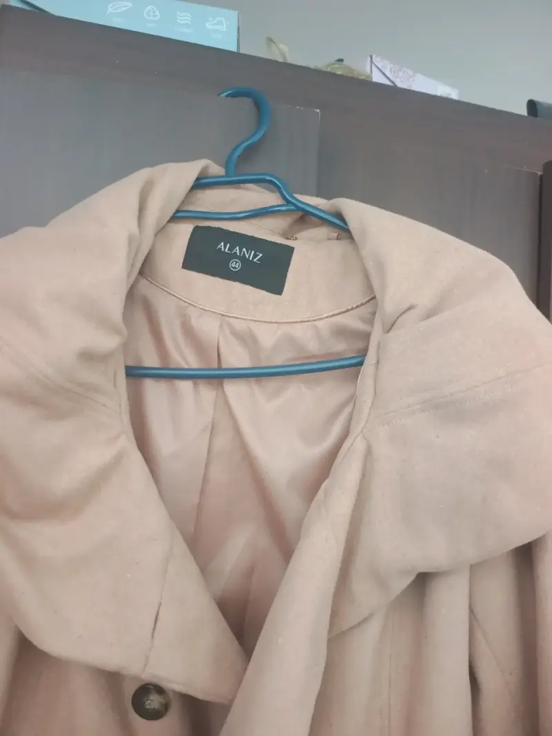 Abrigo beige de mujer Alaniz con capucha - 4