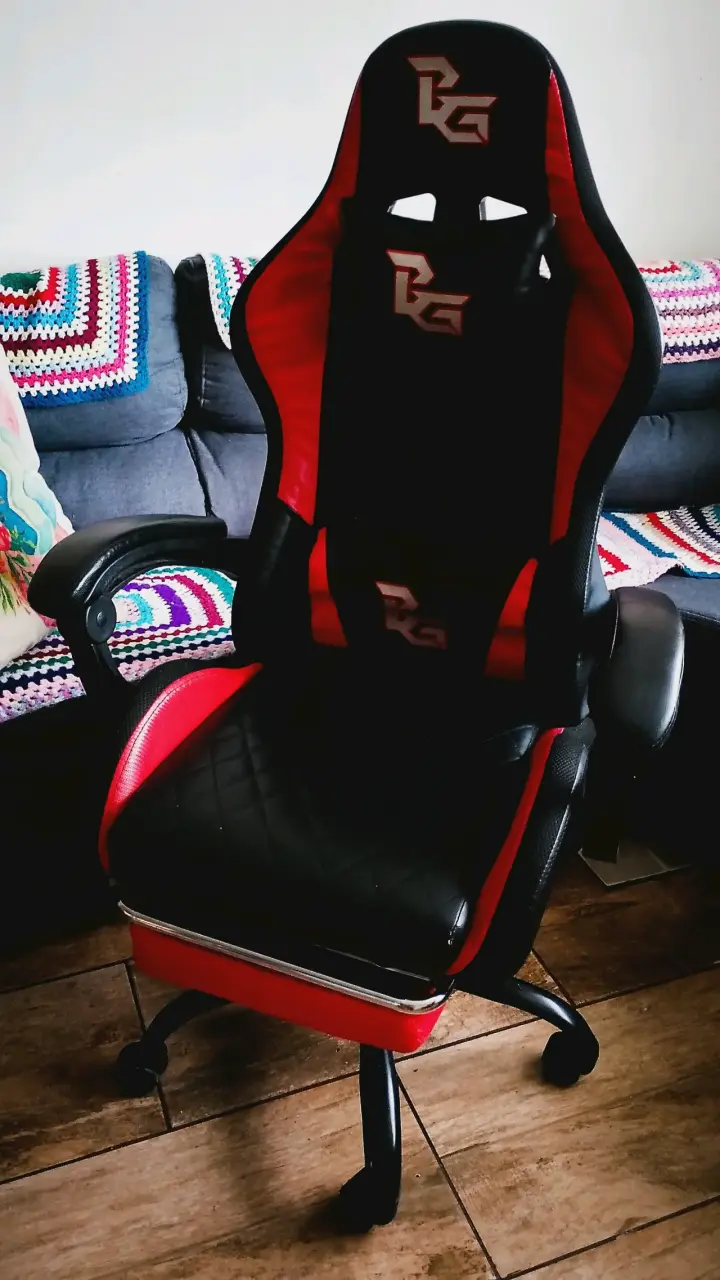 Silla gamer ergonómica roja y negra - 1