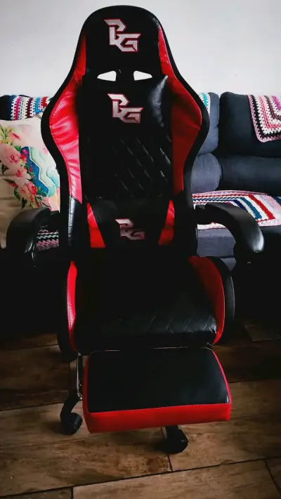 Silla gamer ergonómica roja y negra - miniatura 3