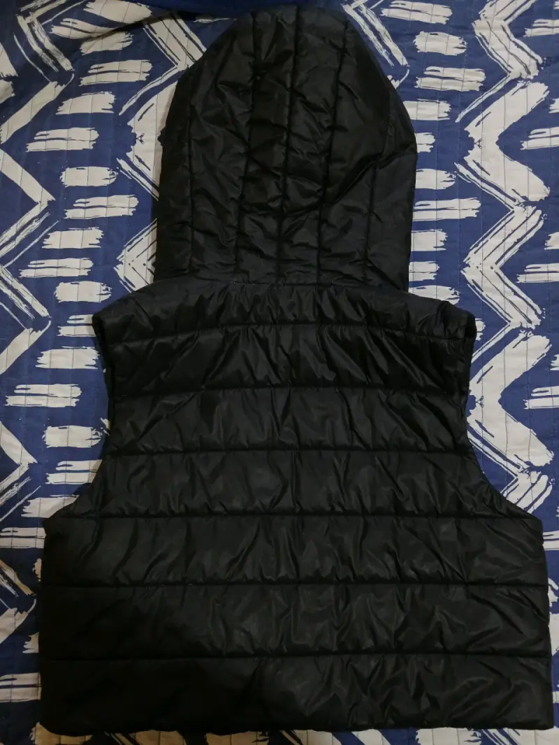 Chaleco acolchado negro con capucha - 4