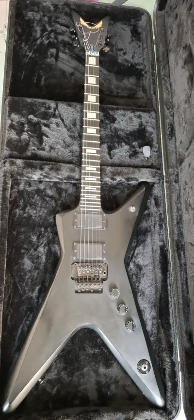 Guitarra eléctrica Dean ML negra con Case - miniatura 1