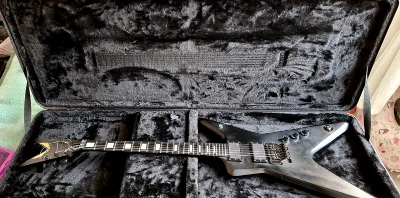 Guitarra eléctrica Dean ML negra con Case - 2