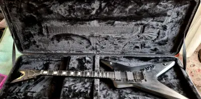 Guitarra eléctrica Dean ML negra con Case - miniatura 2