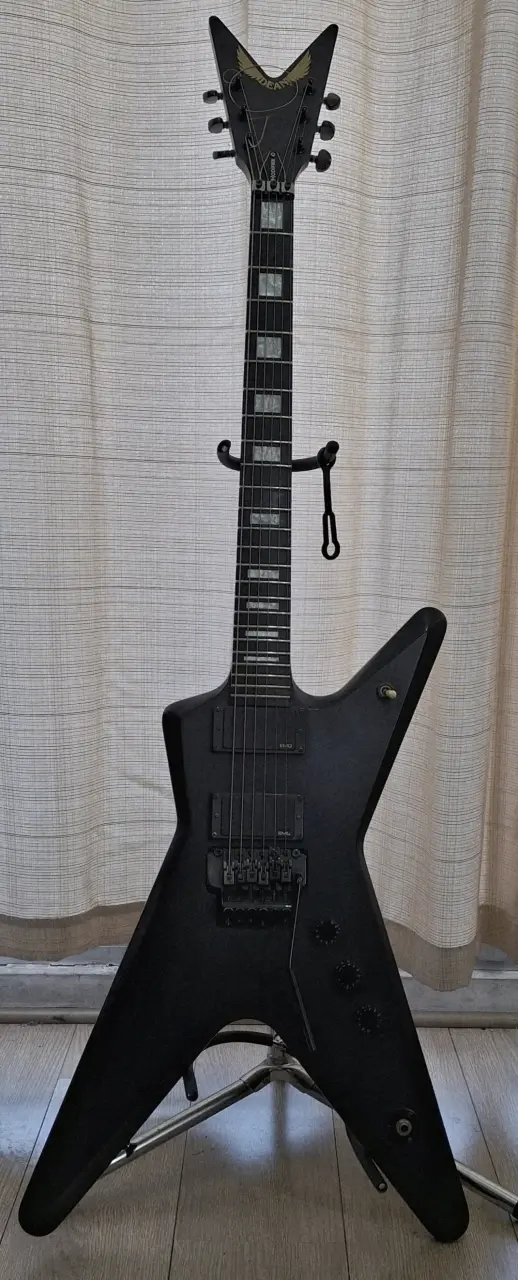 Guitarra eléctrica Dean ML negra con Case - 3