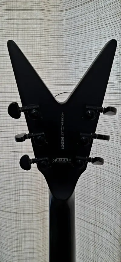 Guitarra eléctrica Dean ML negra con Case - miniatura 4