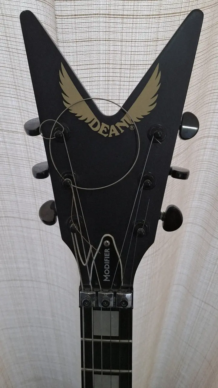 Guitarra eléctrica Dean ML negra con Case - 5