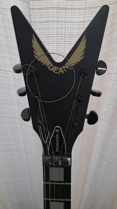 Guitarra eléctrica Dean ML negra con Case - miniatura 5