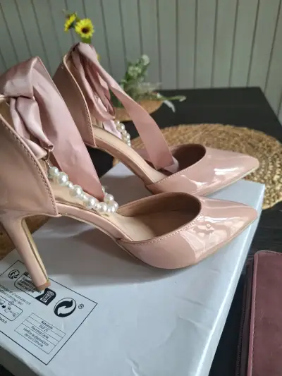 Tacones de charol rosa con perlas y lazo - miniatura 1