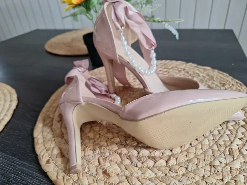Tacones de charol rosa con perlas y lazo - 2