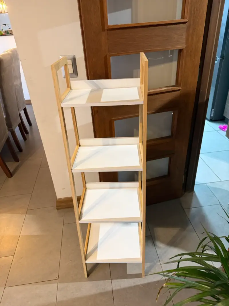 Estantería de madera con estantes blancos