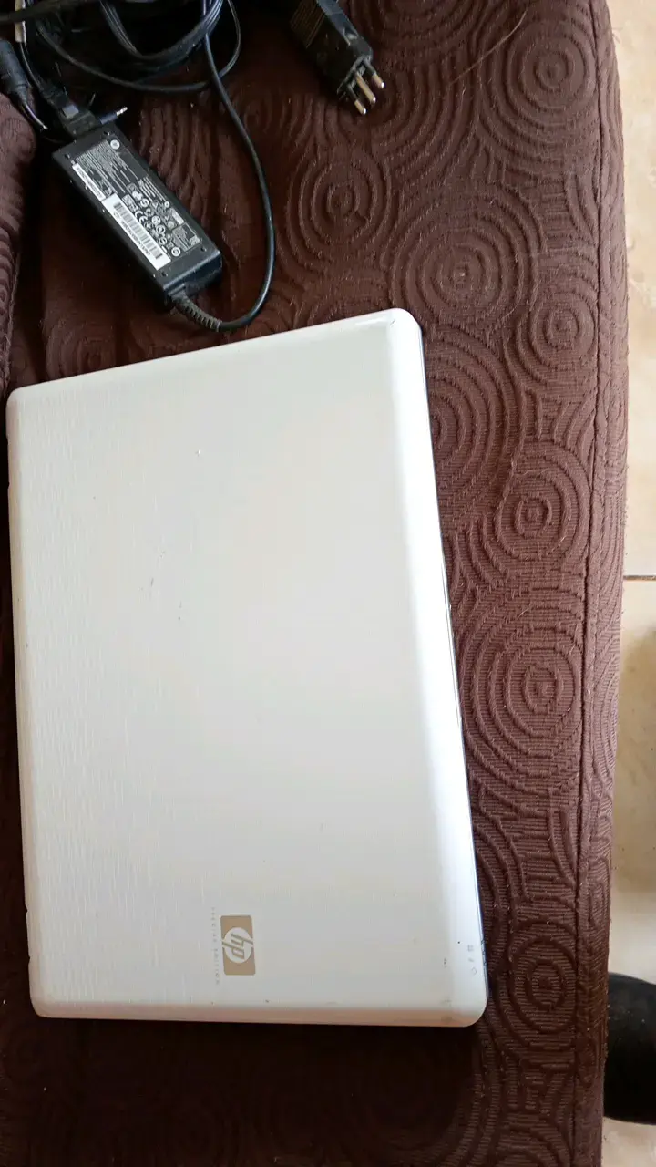 Notebook HP blanco con cargador - 1