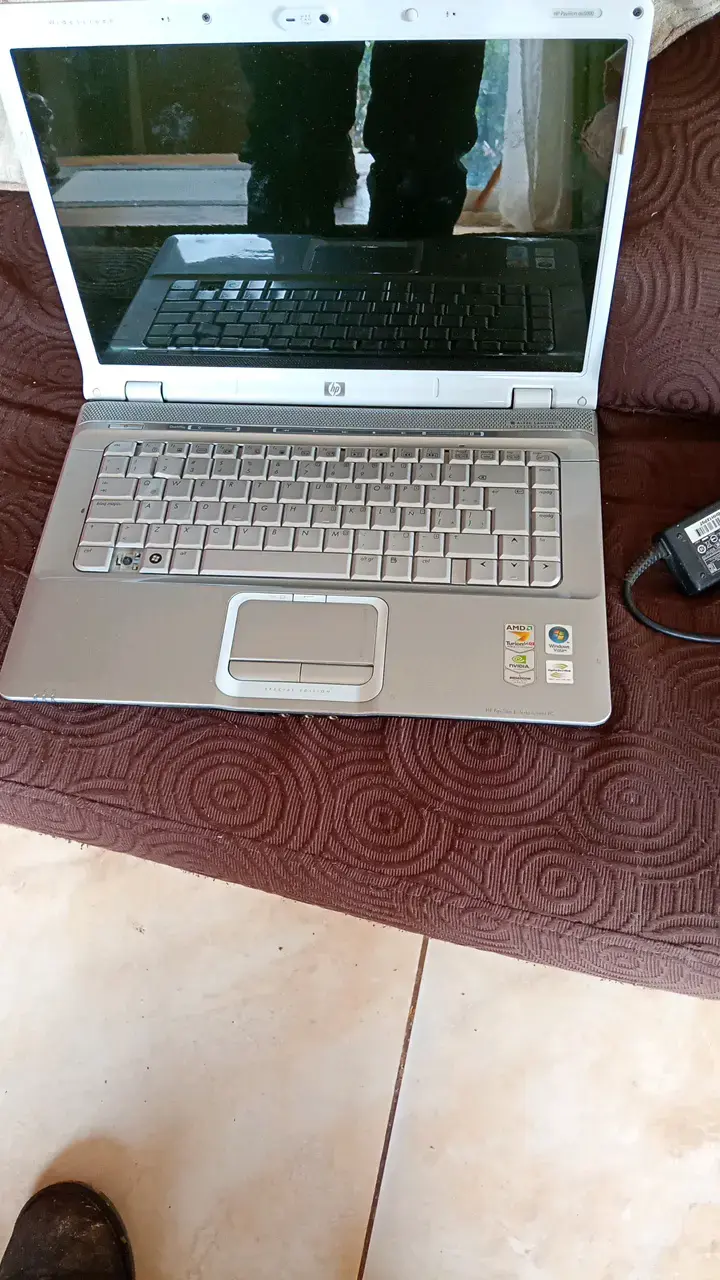 Notebook HP blanco con cargador - 2