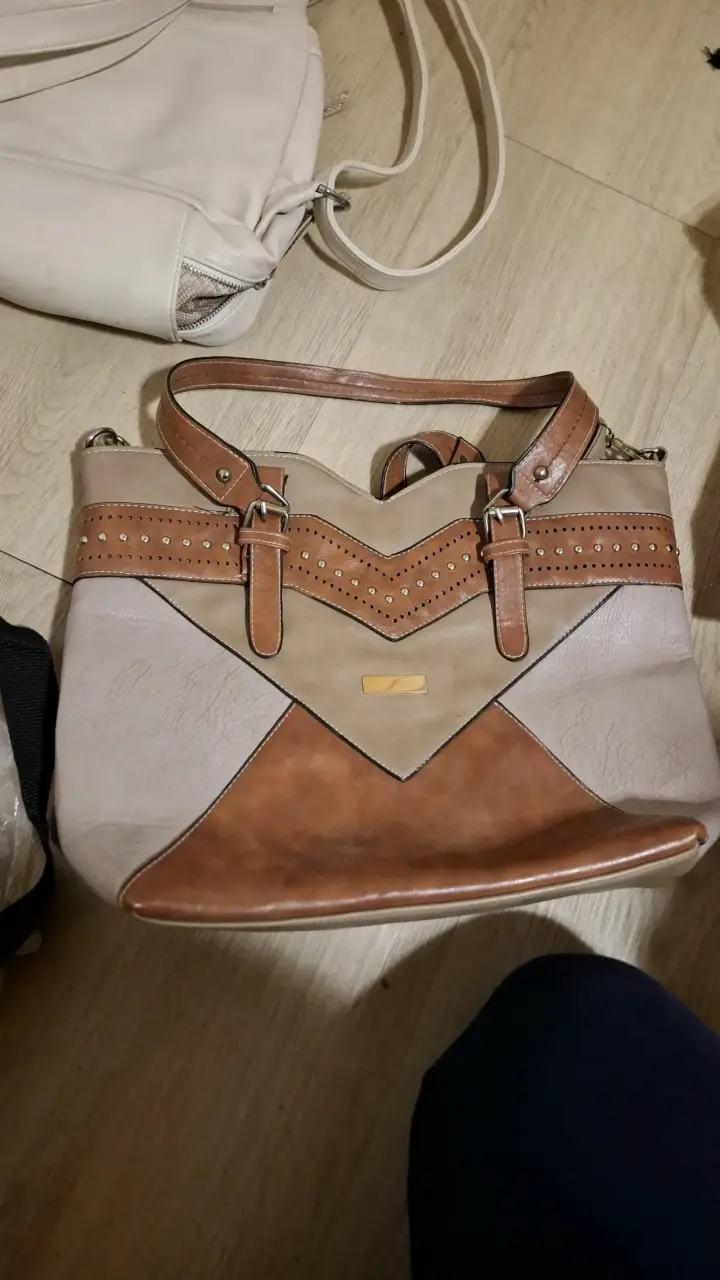 Cartera de cuero sintético con detalles en tachas - 1