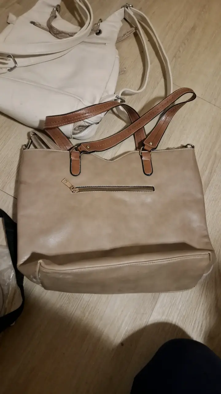 Cartera de cuero sintético con detalles en tachas - 2