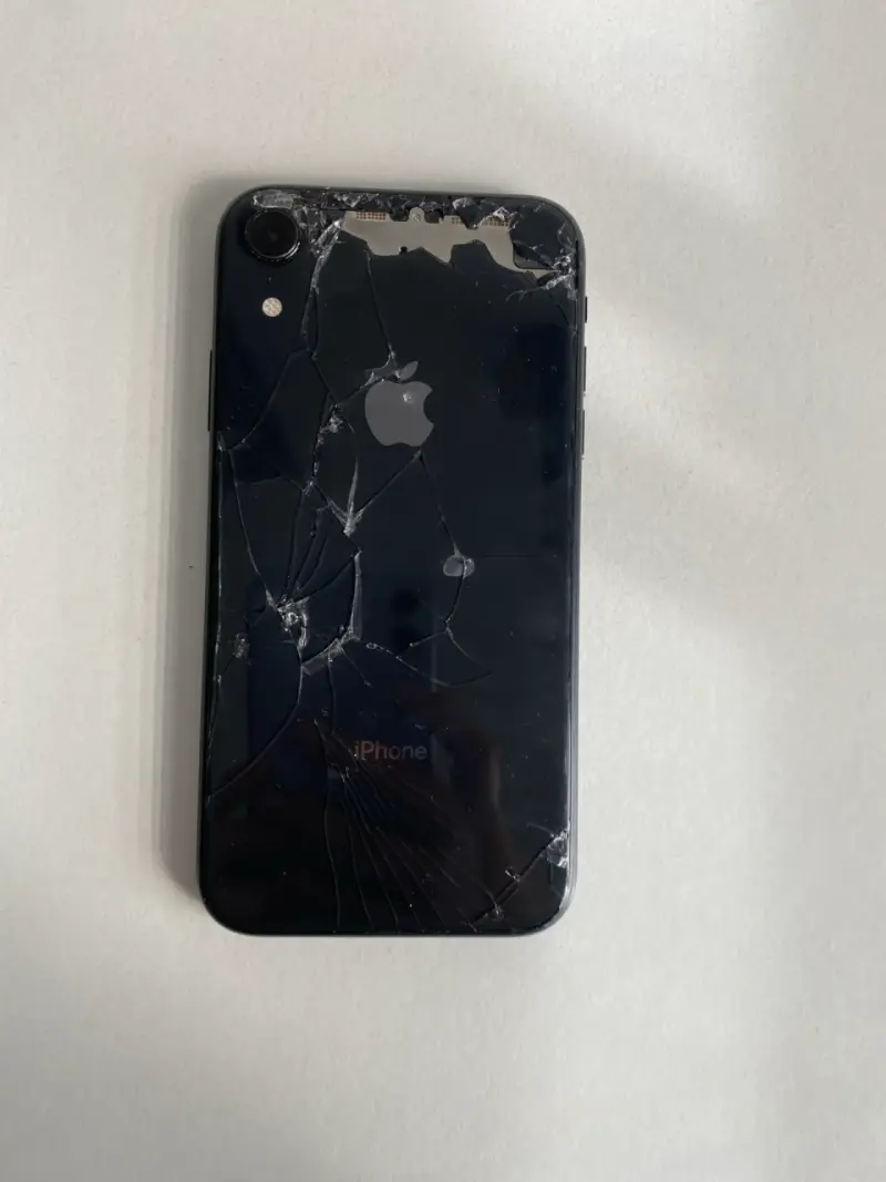 iPhone con pantalla y carcasa dañadas - 2