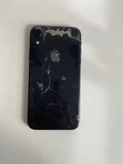 iPhone con pantalla y carcasa dañadas - miniatura 2