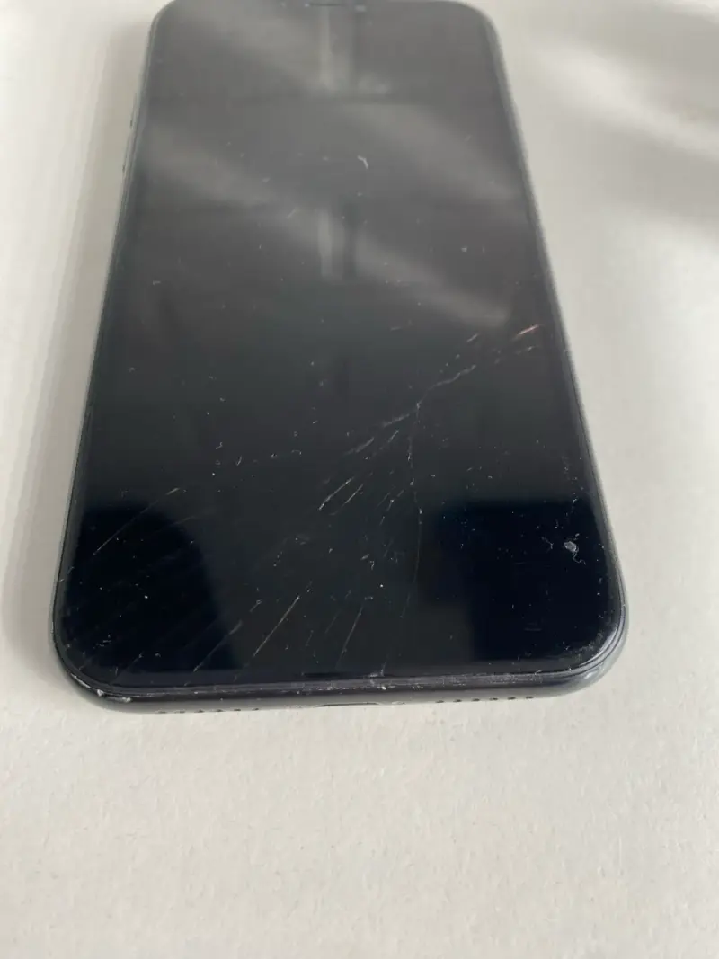 iPhone con pantalla y carcasa dañadas - 3