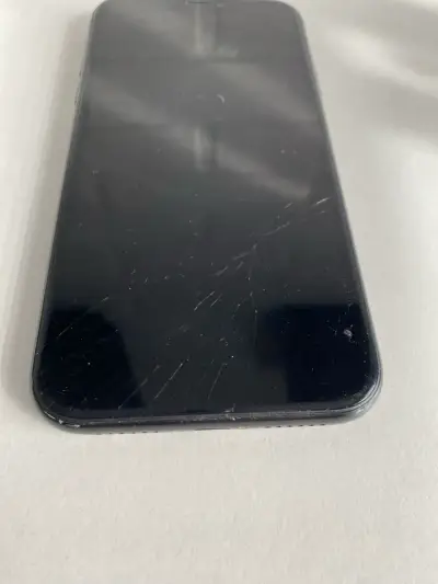 iPhone con pantalla y carcasa dañadas - miniatura 3