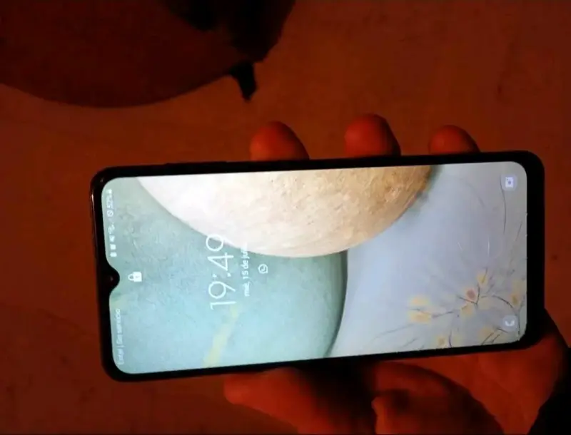 Smartphone Samsung Galaxy A12 en buen estado - 2