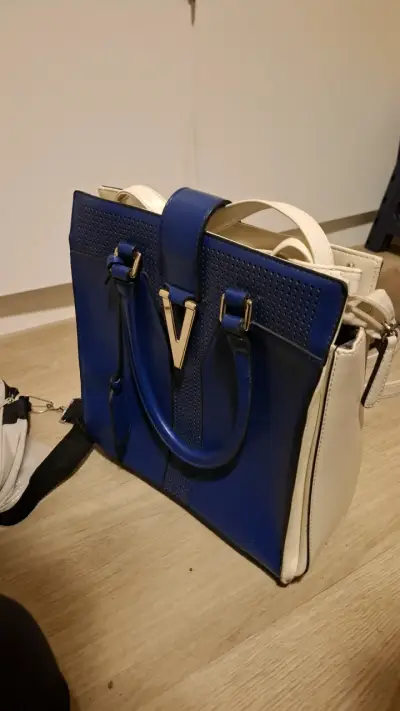 Bolso de mano azul y blanco elegante - miniatura 1