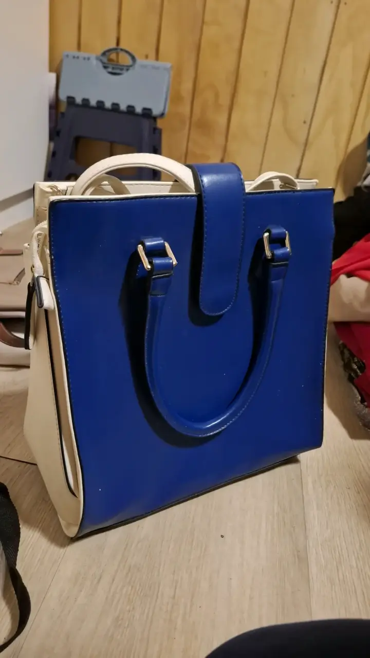 Bolso de mano azul y blanco elegante - 2