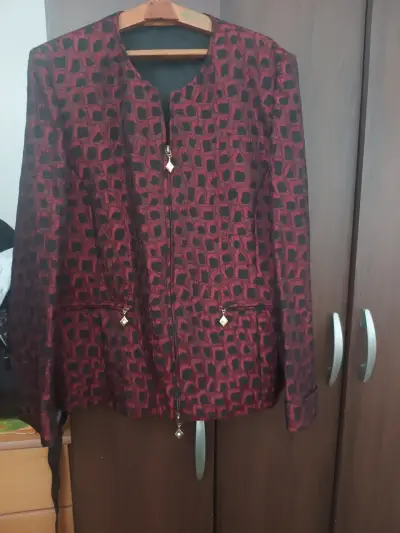 Chaqueta de mujer estampada en rojo y negro - miniatura 1