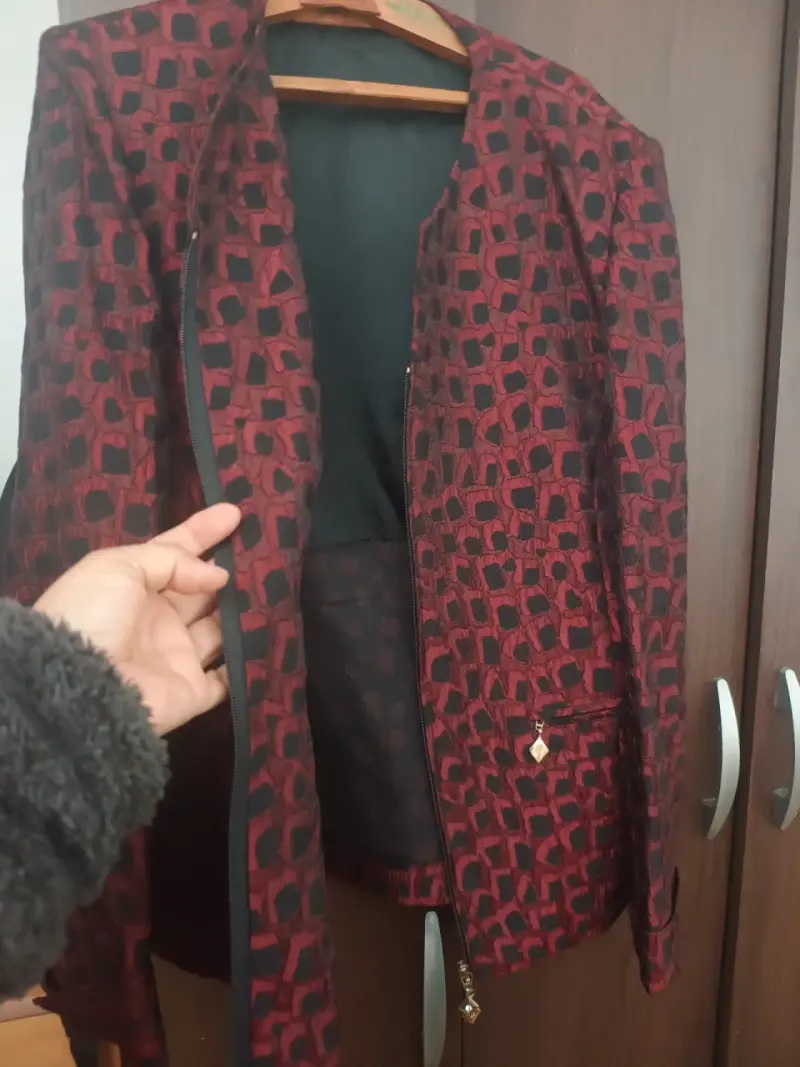 Chaqueta de mujer estampada en rojo y negro - 2