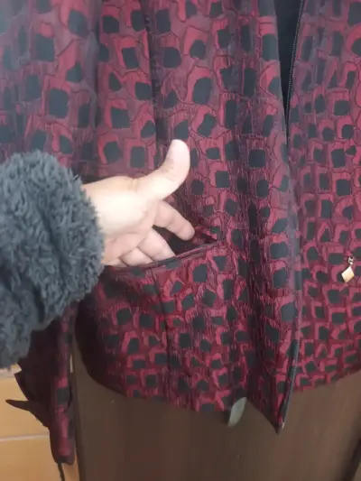 Chaqueta de mujer estampada en rojo y negro - miniatura 3