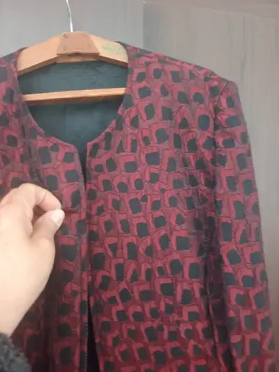 Chaqueta de mujer estampada en rojo y negro - miniatura 4