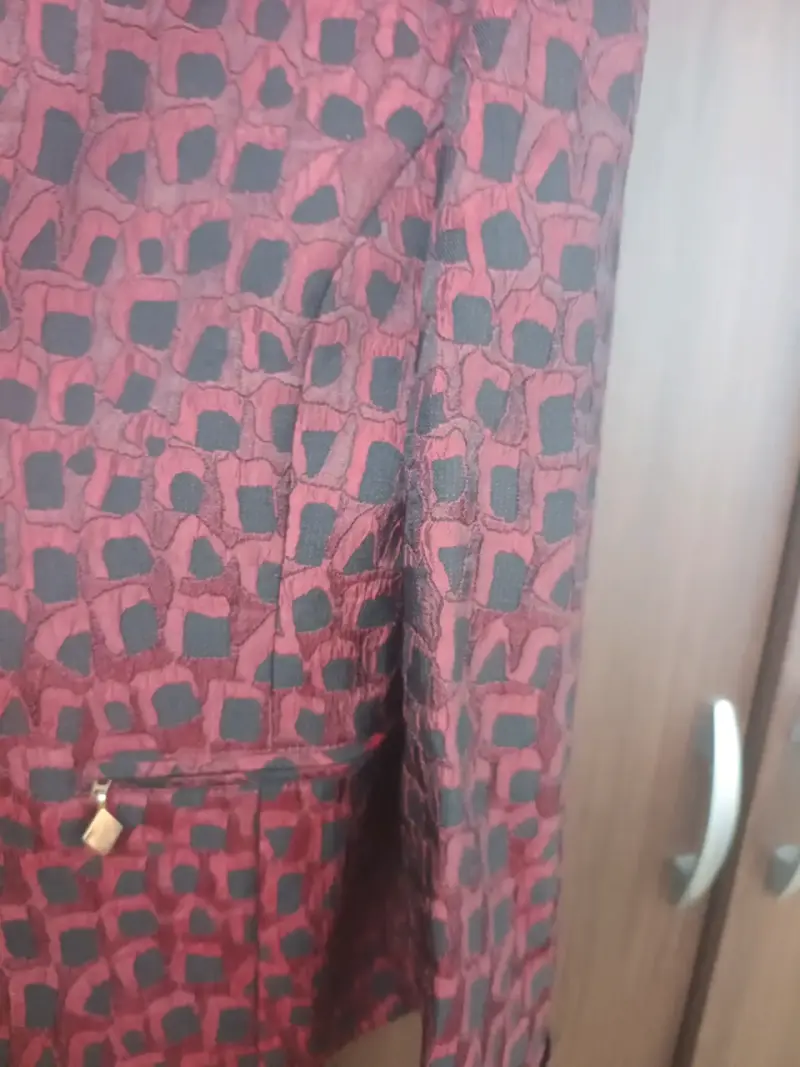 Chaqueta de mujer estampada en rojo y negro - 6