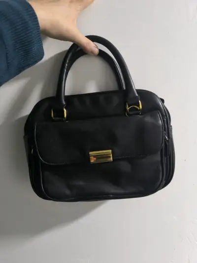 Cartera de mano negra elegante de cuero - miniatura 1