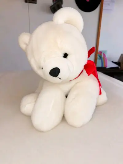 Oso de peluche blanco con lazo rojo - miniatura 1