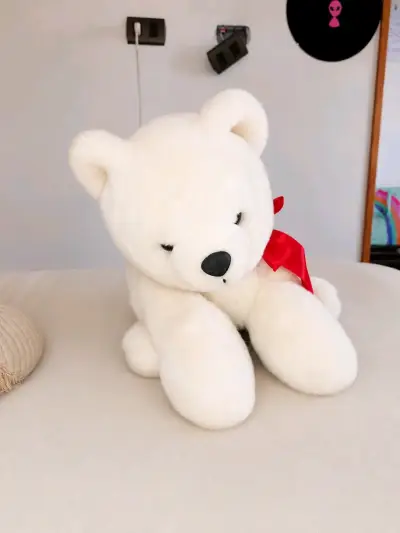 Oso de peluche blanco con lazo rojo - miniatura 2