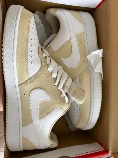 Zapatillas deportivas Nike beige y blancas - miniatura 1