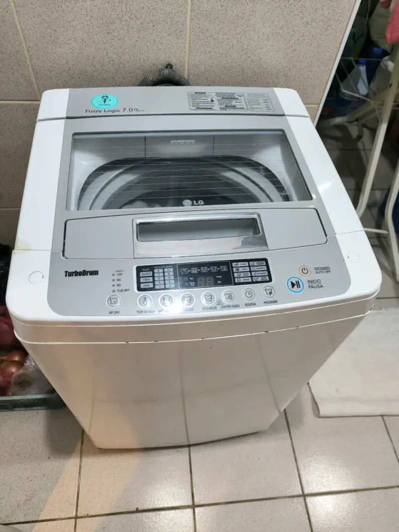 Lavadora LG Fuzzy Logic 7 kg en buen estado