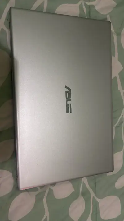 Laptop ASUS VivoBook 15 con funda - miniatura 1