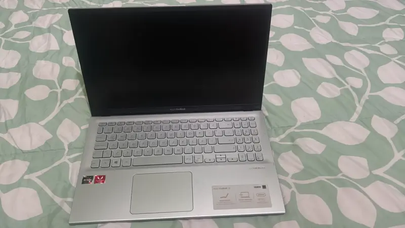 Laptop ASUS VivoBook 15 con funda - 2