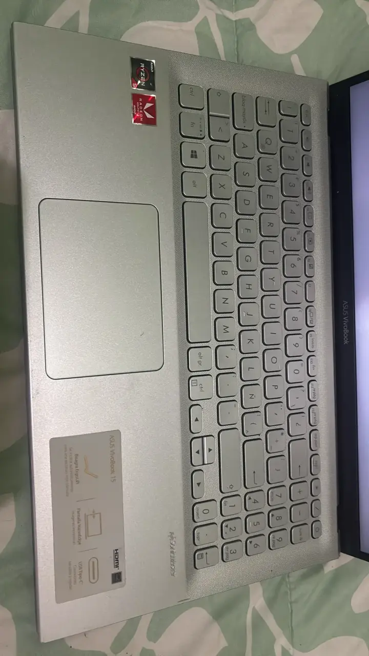 Laptop ASUS VivoBook 15 con funda - 3
