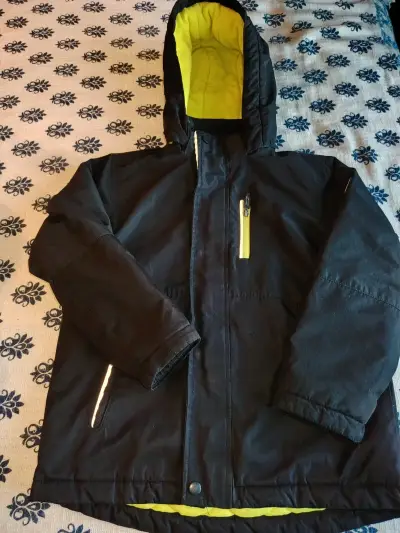 Chaqueta de invierno negra con capucha para niño - miniatura 1