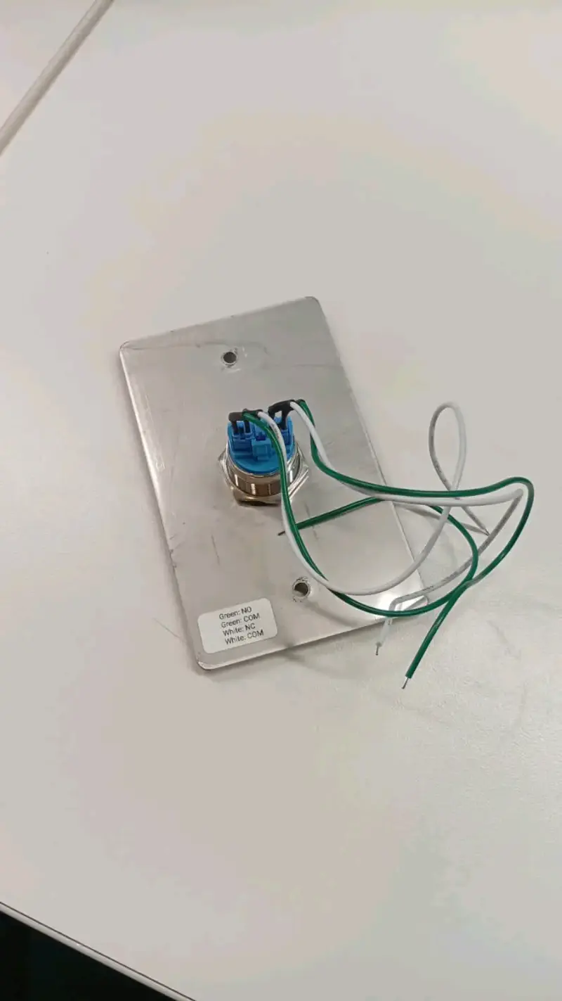 Placa de montaje con interruptor y cables